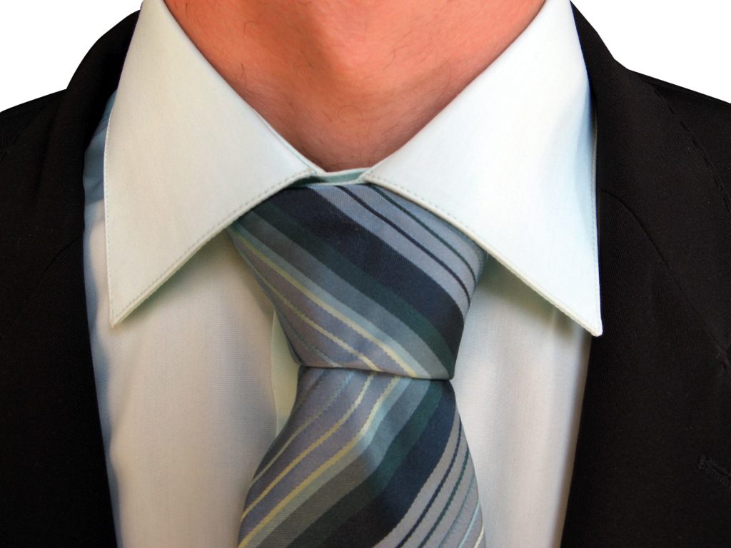how to cut a shirt and tie it